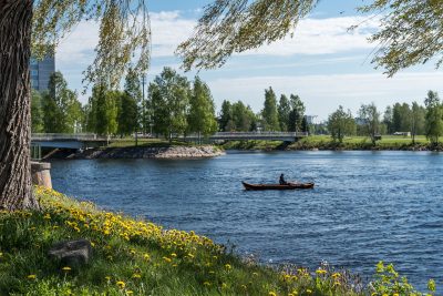 Kalastaja kalastaa Oulujoella